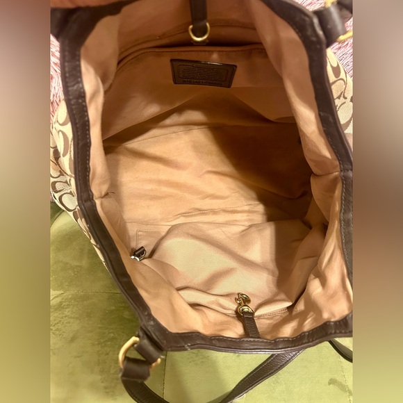 COACH: Monogram Purse - GUC - Picture 9 of 14